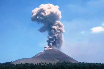 Gunung Anak Krakatau keluarkan 56 kali letusan