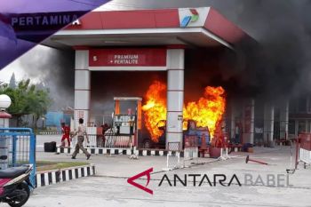 Petugas padamkan mobil terbakar di SPBU Pangkalpinang