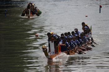 Lomba Dayung Perahu Naga