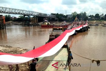 Bendera Merah Putih 300 meter dibentang di Sungai Barito