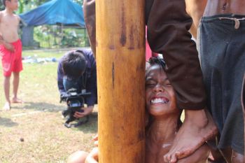 BUMN Hadir - Selenggarakan Lomba Panjat Pinang