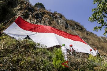 Pengibaran bendera raksasa