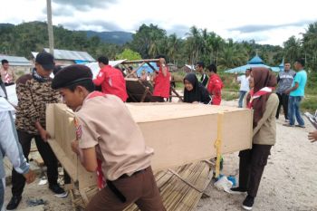 Siswa SMAN Padanggelugur bantu korban angin puting beliung