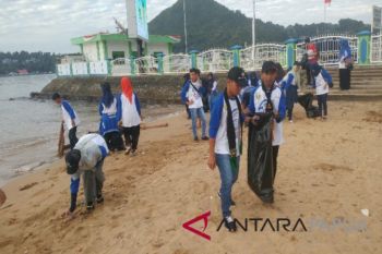 Peserta SMN Aceh bersih-bersih Pantai Dok II