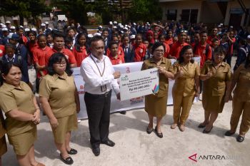 BUMN HADIR - PLN bantu pengembangan perpustakaan SMP Katolik Woloan