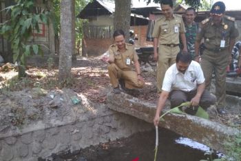 Dinas Lingkungan Hidup tinjau sungai tercemar di Kudus