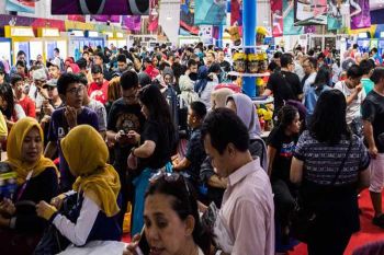 Rela  mengantre demi pernak-pernik Asian Games