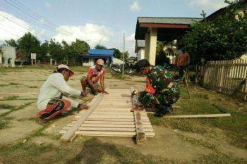 Babinsa Koramil Merauke bantu warga bangun pagar PAUD