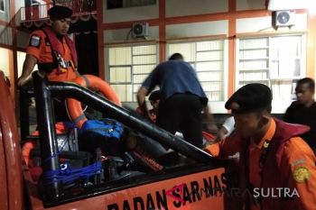 Basarnas lakukan pencarian nelayan terjatuh di Lambiku