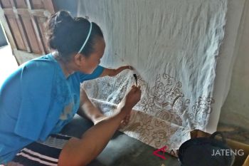 Membatik dengan kaki, karya Ayu dihargai Rp15 juta/lembar