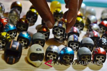 EKSPOR MINIATUR HELM