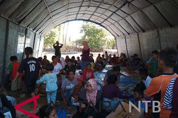 Siswa SMP Sambelia belajar di tenda darurat