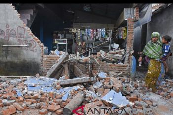 Banyak bangunan di pintu gerbang pendakian Rinjani luluh lantak