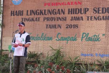Gubernur Jateng instruksikan ASN kurangi penggunaan plastik