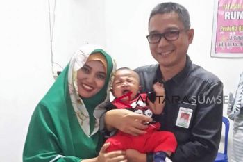 Pasangan dokter layani operasi bibir sumbing gratis