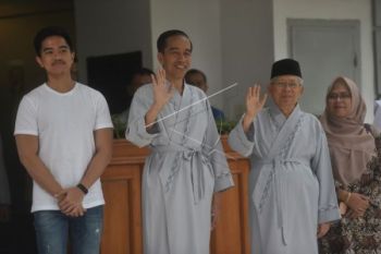 Jokowi-Ma'ruf kenakan piyama abu-abu sapa wartawan