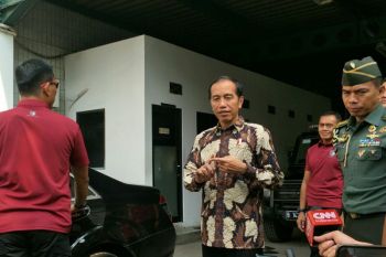 Jokowi ikut membuat "gelombang tangan" bersama penonton di Istora