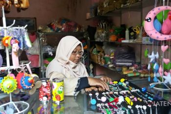 Pengrajin cenderamata pernikakan banjir pesanan di musim hajatan