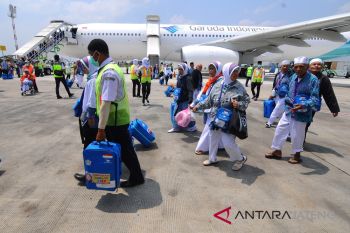 Kedatangan jamaah haji di Adi Soemarmo terlambat