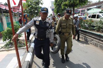 Operasi tertib lalin, satu motor diangkut petugas