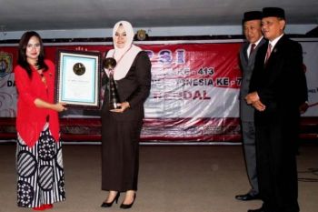 Ciptakan lagu, Bupati Kendal Mirna Annisa terima penghargaan Leprid