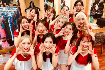 Grup Loona beranggotakan 12 perempuan ini rilis album perdana