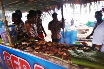 Warga Binyeri-Samber sediakan ikan bakar gratis