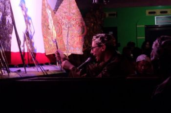 Dalang Amerika ini kasmaran dengan wayang Cirebon