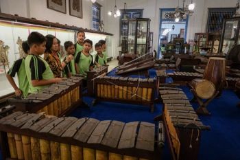Siswa mengenal gamelan