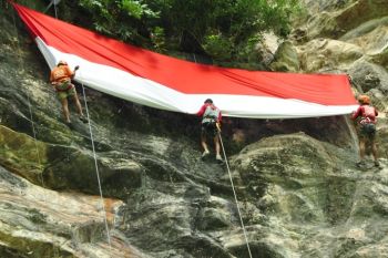 FPTI Parigi kibarkan bendera merah putih di tebing