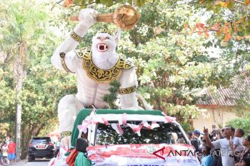 Puluhan mobil hias meriahkan pawai pembangunan