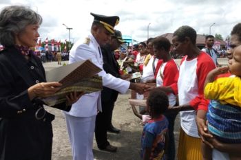 Pemkab Asmat serahkan 9.000 akta kelahiran usai peringatan HUT RI