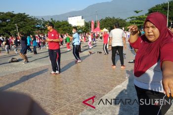 Warga Palu ikuti tari poco-poco untuk pecahkan rekor
