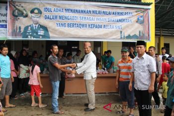 Polres Agam membagikan 400 kantong daging kurban