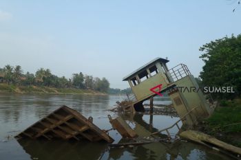 Kapal ponton dibiarkan tenggelam