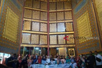 BUMN Hadir - Peserta SMN Jatim kagumi Al-Qur'an Raksasa