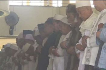 Warga Biak Numfor mengelar shalat ghaib untuk korban gempa Lombok