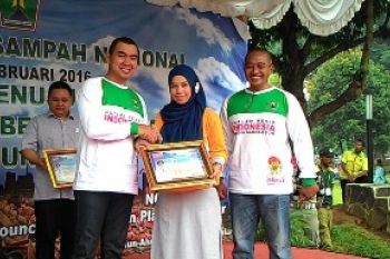Kampanye pengelolaan sampah lewat kirab busana daur ulang sampah