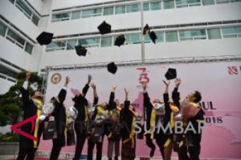 Di sela kesibukan bekerja, sembilan TKI ini kuliah dan raih gelar sarjana di Korsel
