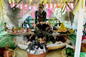 Sedekah laut dan bumi kampung nelayan Tambaklorok