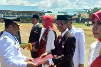 Wali Kota Baubau serahkan Satya Lencana