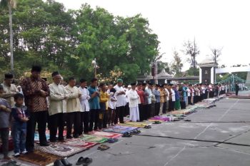 Ribuan warga Solo shalat Idul Adha di Stadion Manahan