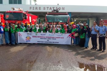 BUMN Hadir - Peserta SMN Jatim kunjungi Bandara SMB II