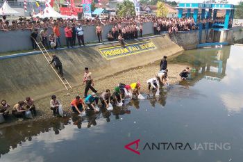 Mimpikan sungai di Eropa, ribuan benih ikan ditebar di Sungai Kranji, Purwokerto