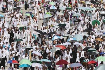 Banyak jemaah Indonesia "tumbang" saat lempar jumrah