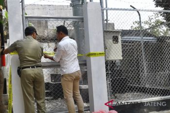SATPOL PP SEGEL DUA MENARA TELEKOMUNIKASI ILEGAL