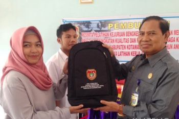 Kurangi angka pengangguran, Disnakertrans Kobar gelar pelatihan bengkel dan menjahit