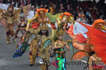 Pengelola bandara tampilkan Jember Fashion Carnaval