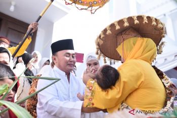 Gubernur ingin menambah lima anak lagi