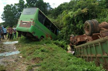 Puluhan pelajar terluka akibat bus sekolah ditabrak truk